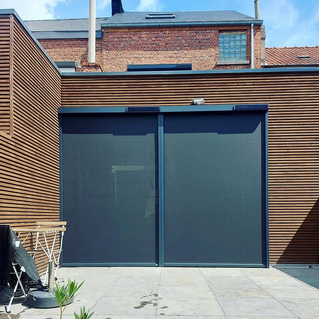 Solar screens op zonne-energie - ritsscreen - automatische zonwering - schaduw - gesloten toestand