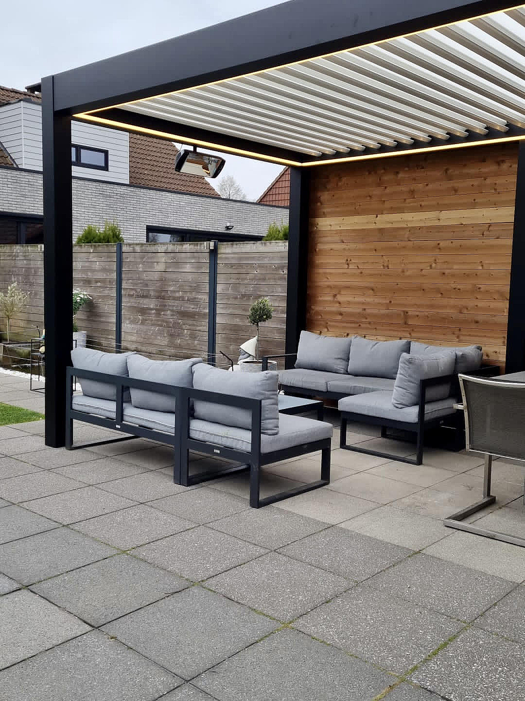 Lamellen terrasoverkapping V870 Arezzo met houten wand Kalmthout 5