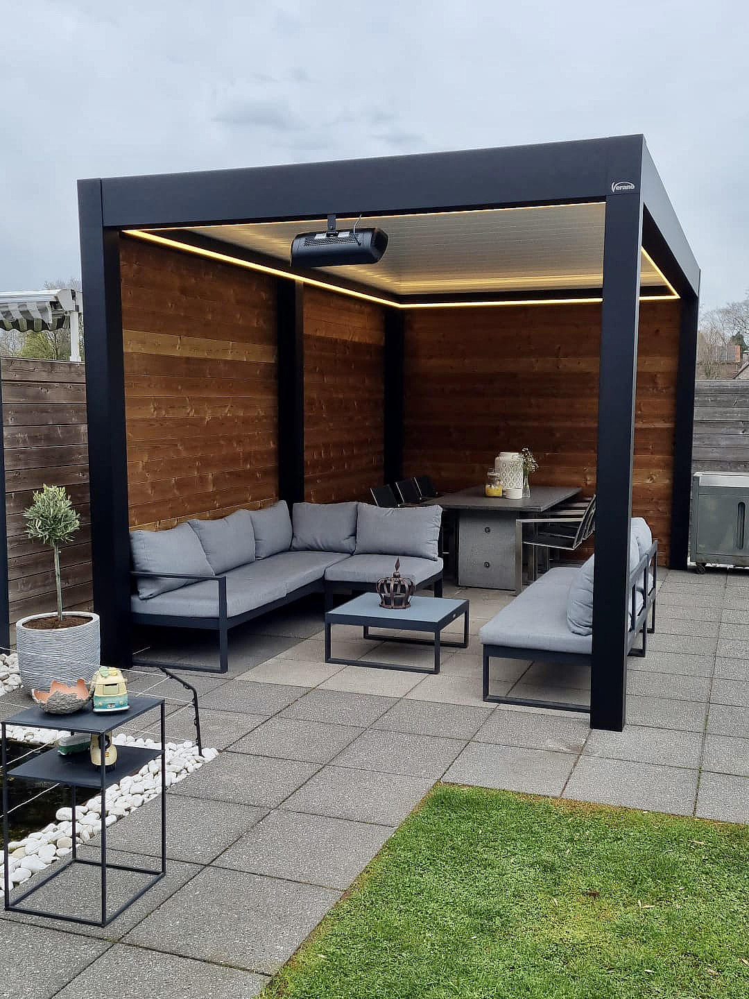 Lamellen terrasoverkapping V870 Arezzo met houten wand Kalmthout