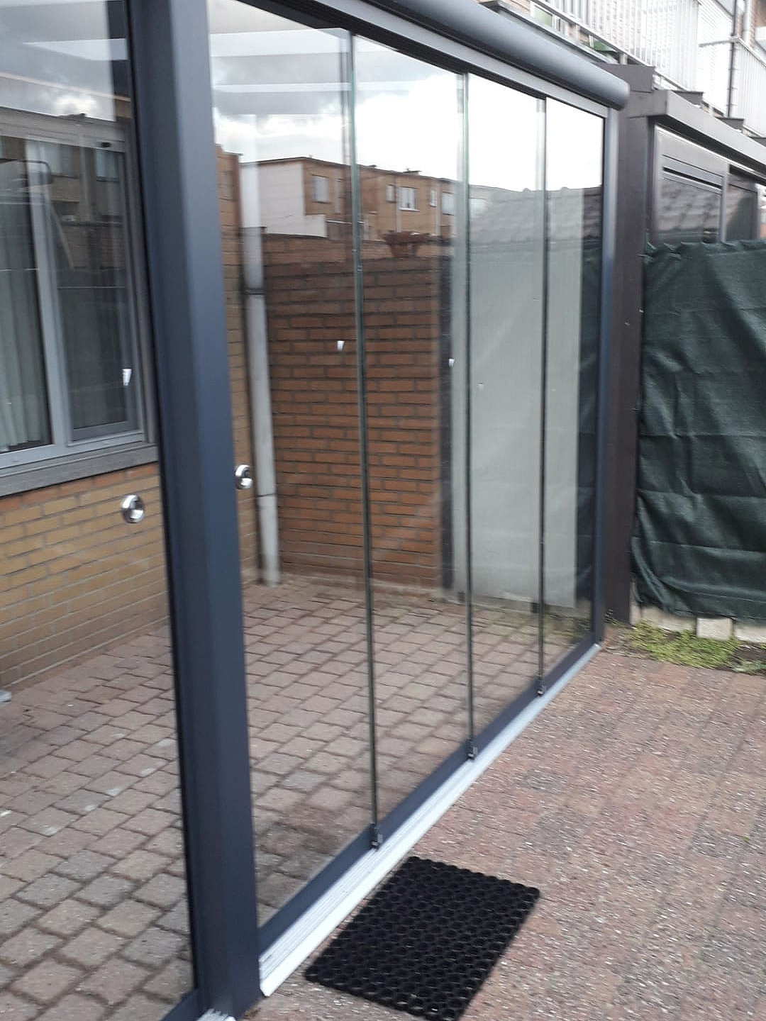 V905 iseo met polycarbonaatplaten voorzien van Olivera glaswanden 2
