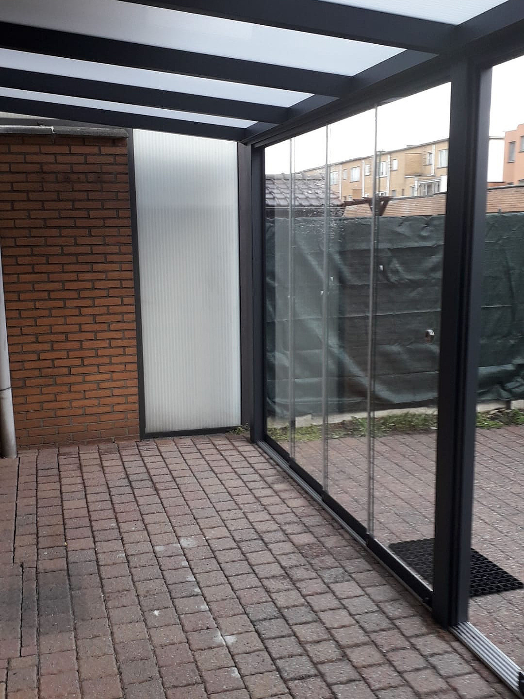 V905 iseo met polycarbonaatplaten voorzien van Olivera glaswanden 3