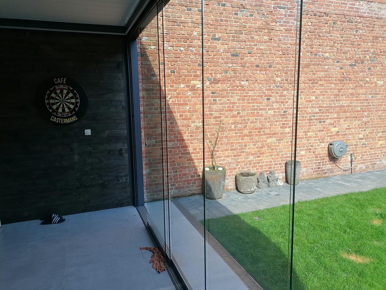 V870 Arezzo lamellendak met ledverlichting en V764 Olivera glazenschuifwand Brasschaat 3