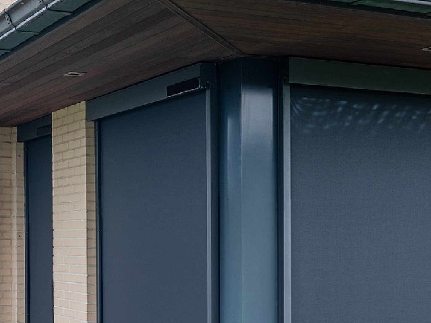 Header solar screens op zonne energie op batterijen met zonnecellen