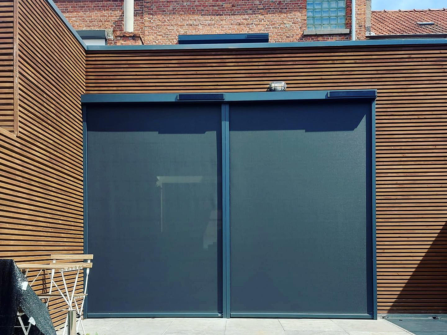 Solar screens op zonne-energie - ritsscreen - automatische zonwering - schaduw - gesloten toestand