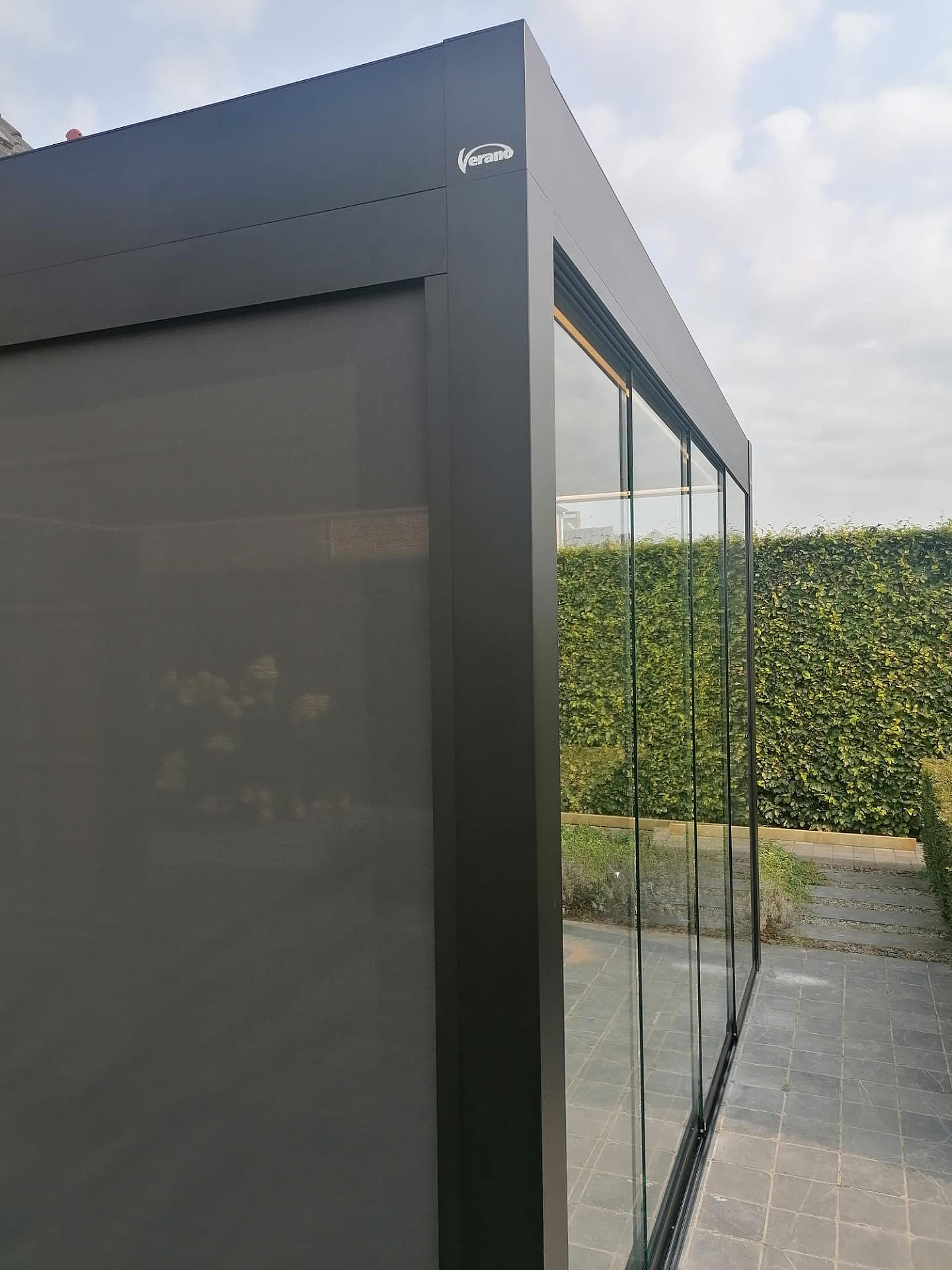 V870 Arezzo lamellendak incl glazenwand Olivera Arezzoscreen en ledverlichting Kalmthout