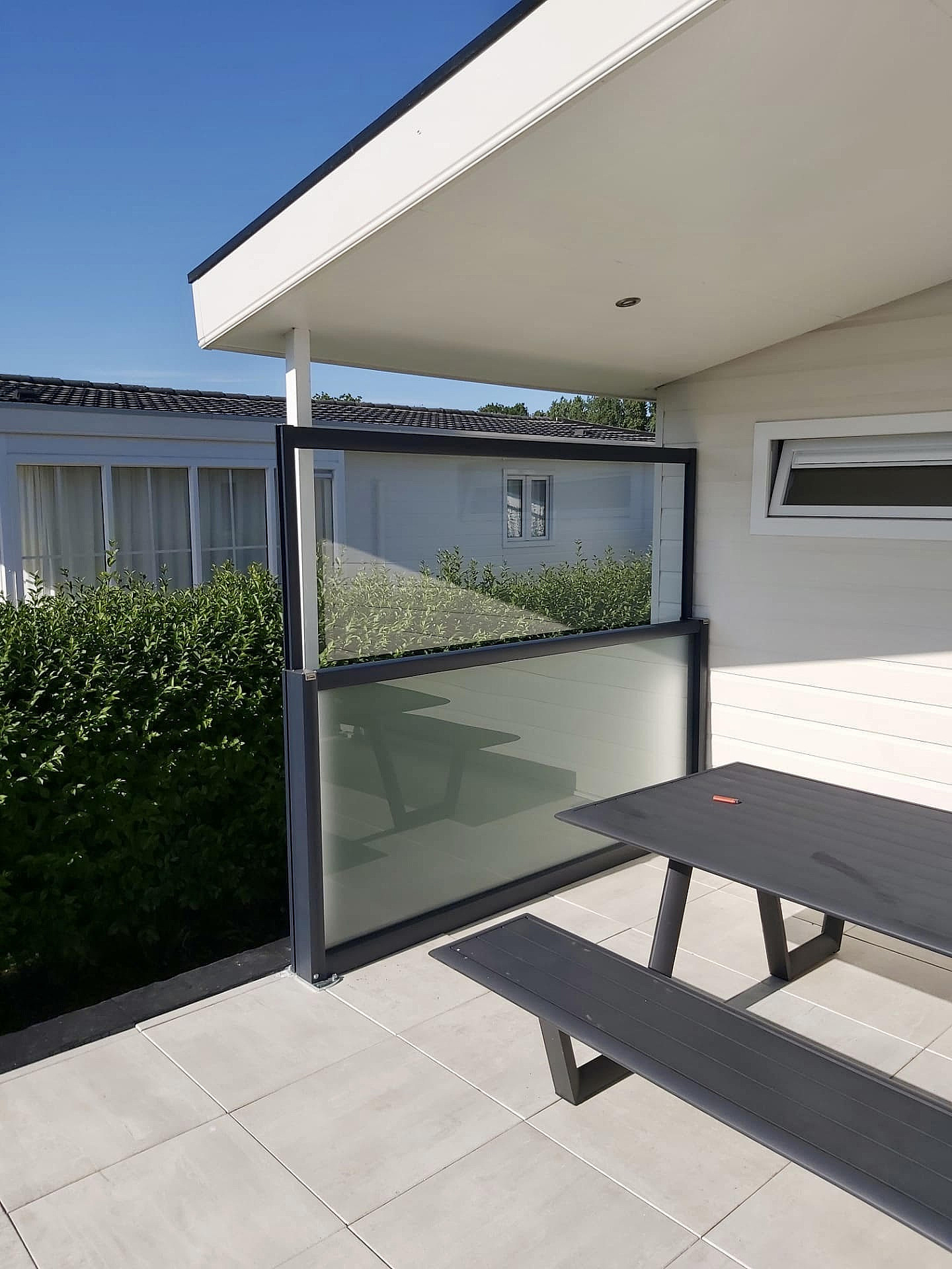 V870 Arezzo lamellendak met Arezzoscreens heater en V745 Luderitz windscherm Kapellen 6