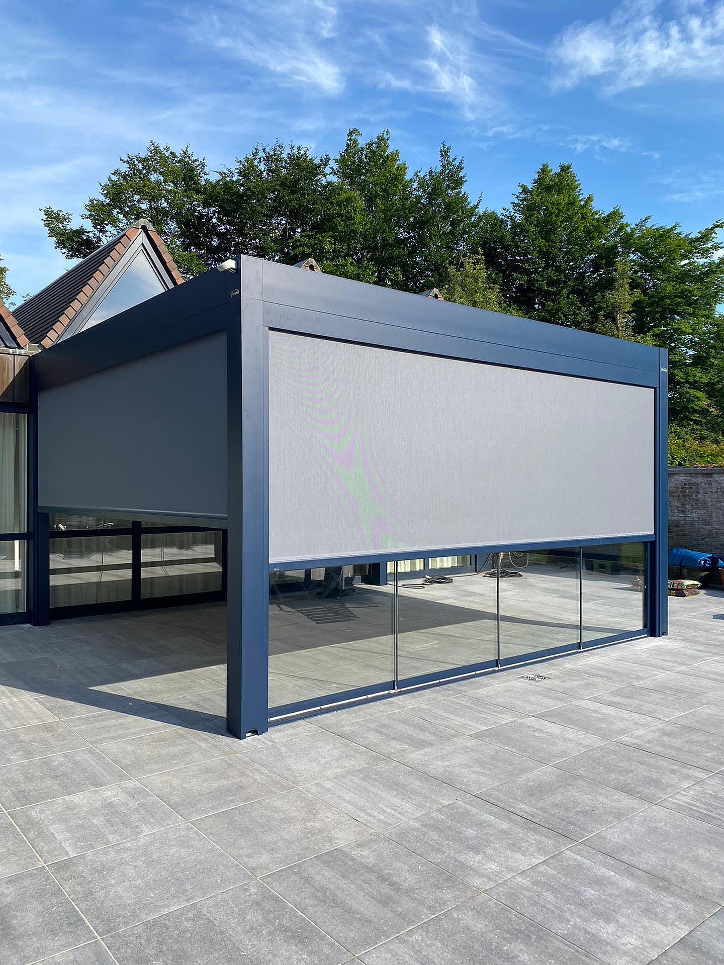 V870 Arezzo lamellendak met arezzoscreens en V762 talamanca glazenschuifwand Kontich 4
