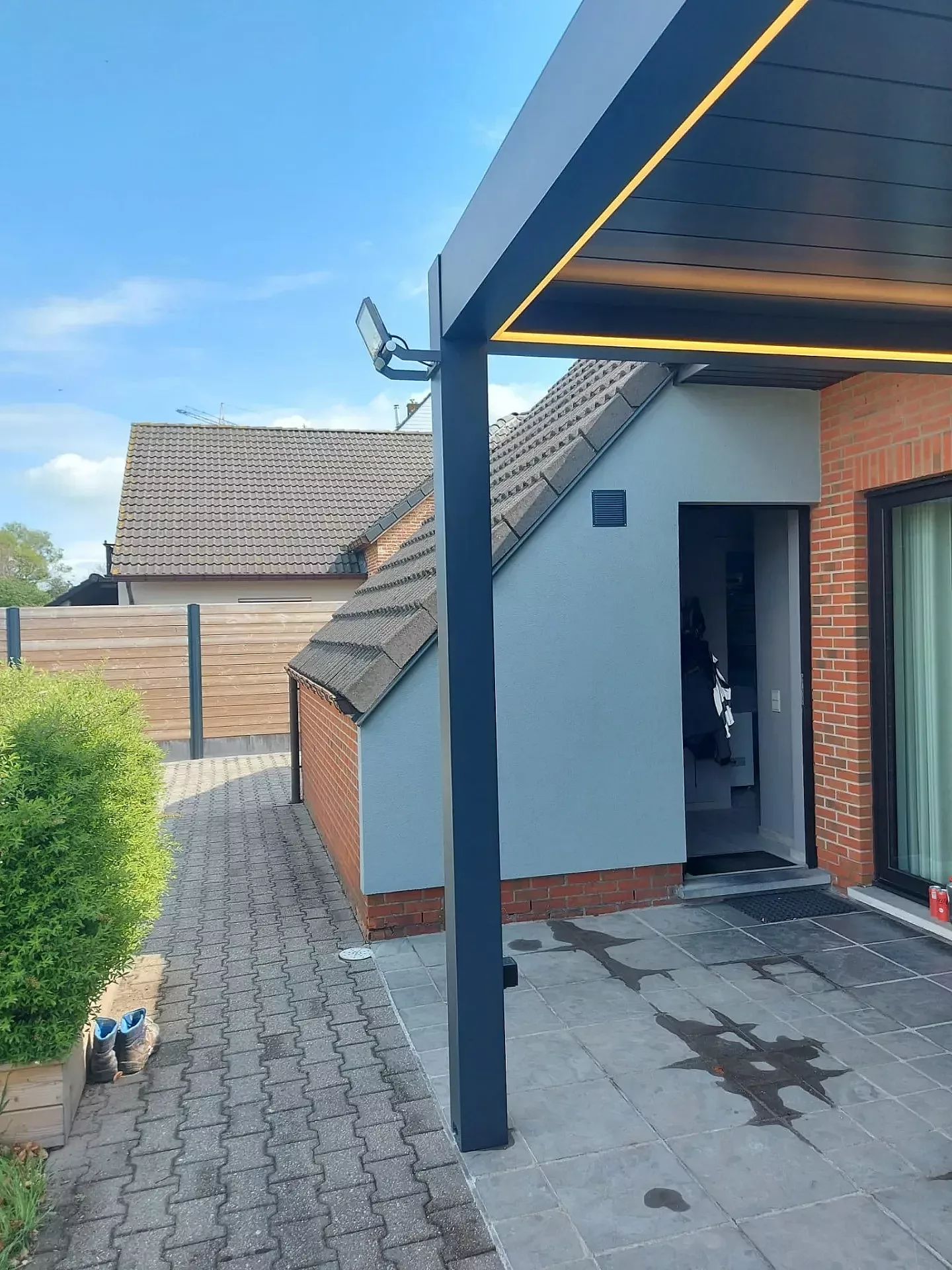 V870 Arezzo lamellendak met dimbaar ledverlichting regensensor heater en houten wand Wuustwezel 6