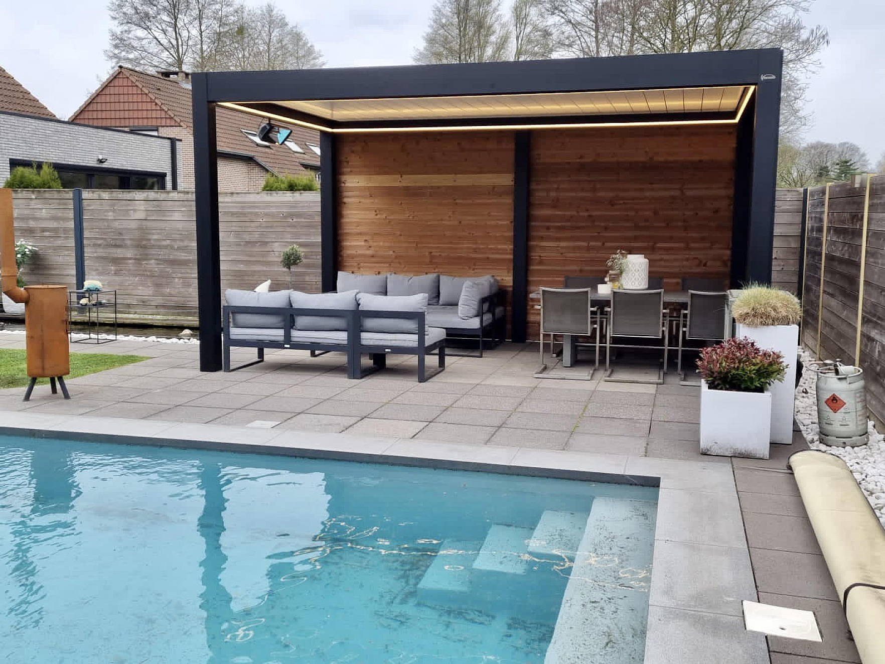 Lamellen terrasoverkapping V870 Arezzo met houten wand Kalmthout 3