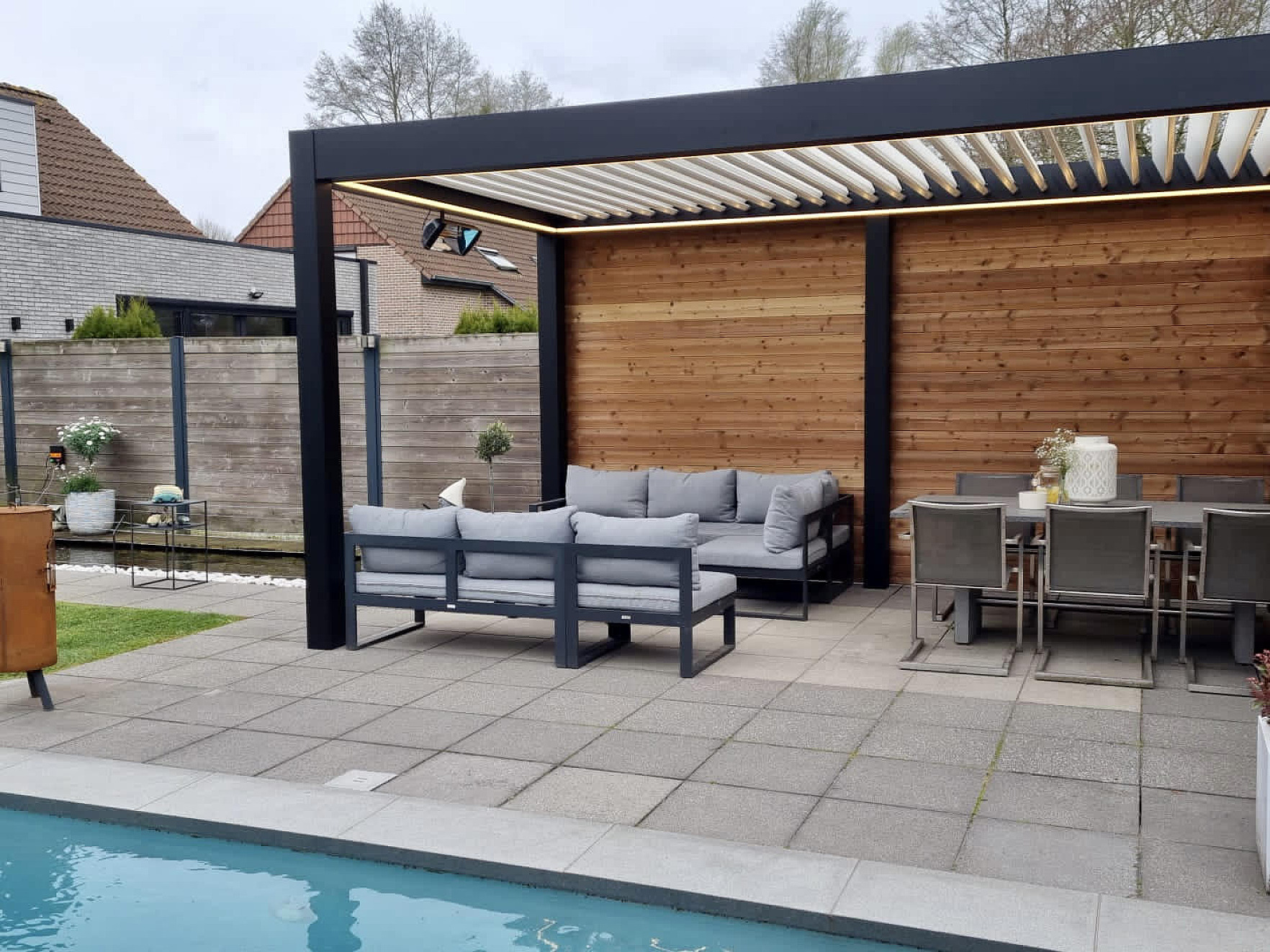 Lamellen terrasoverkapping V870 Arezzo met houten wand Kalmthout 4
