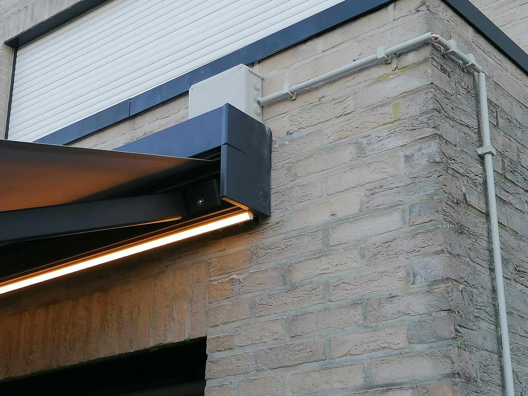 V460 Santander knikarmscherm met ledstrip Brasschaat 2