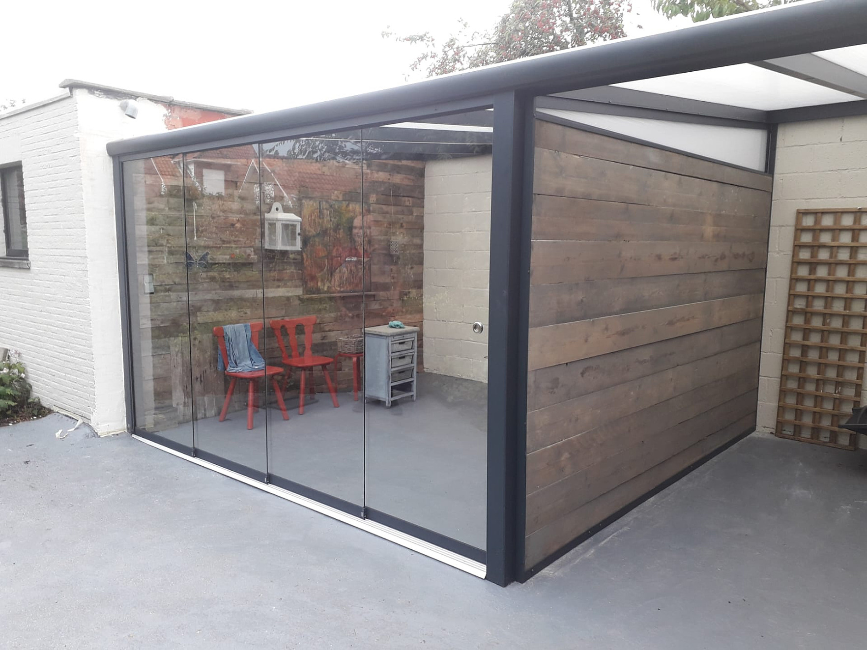 V764 olivera glaswand incl afwerking overkapping met zijpie en houten platen Wuustwezel
