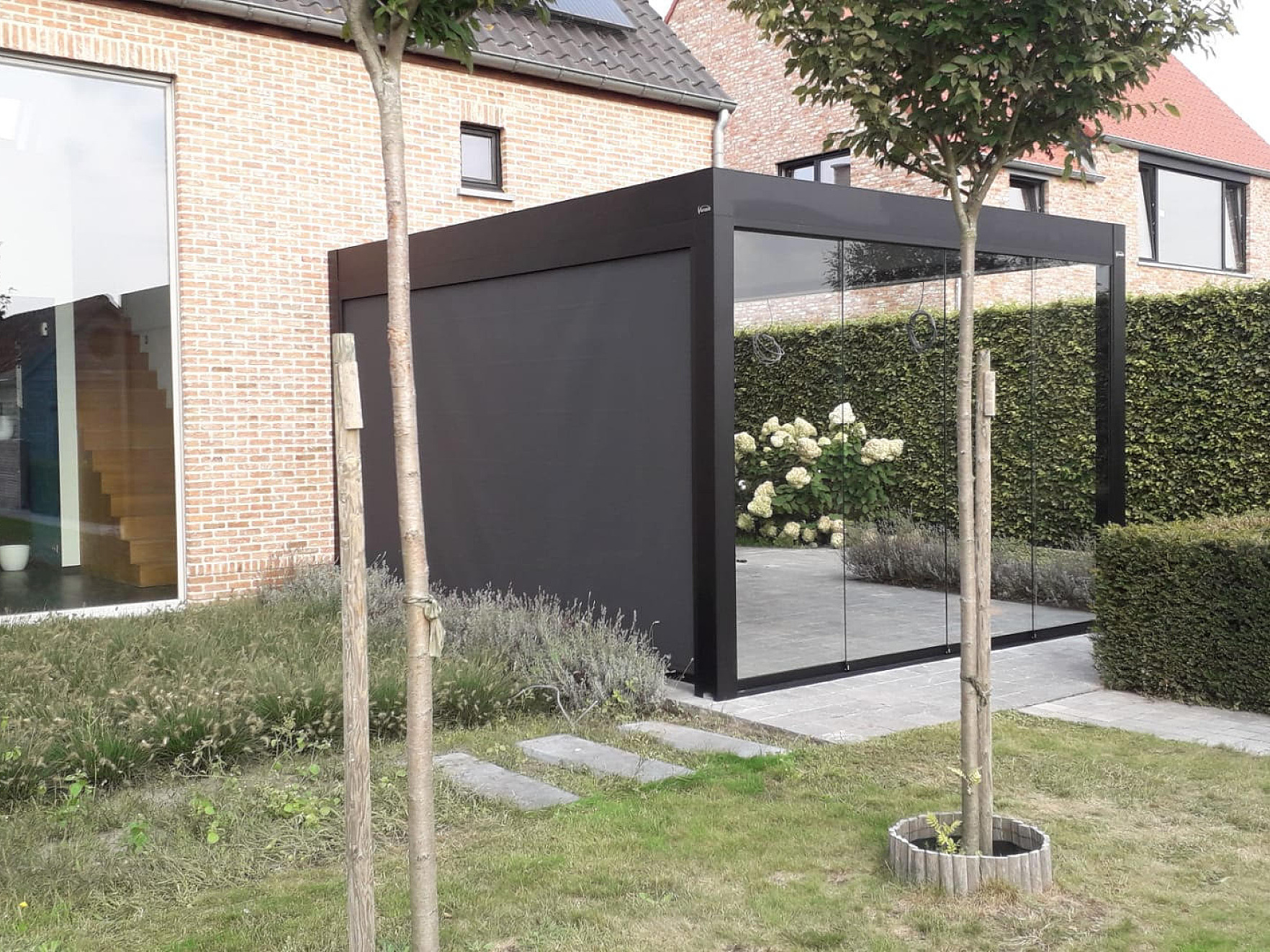 V870 Arezzo lamellendak incl glazenwand Olivera Arezzoscreen en ledverlichting Kalmthout