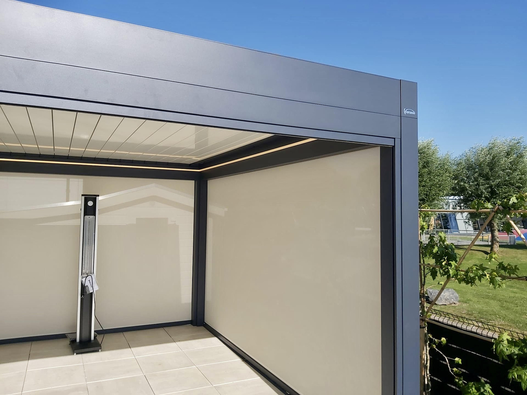 V870 Arezzo lamellendak met Arezzoscreens heater en V745 Luderitz windscherm Kapellen 7