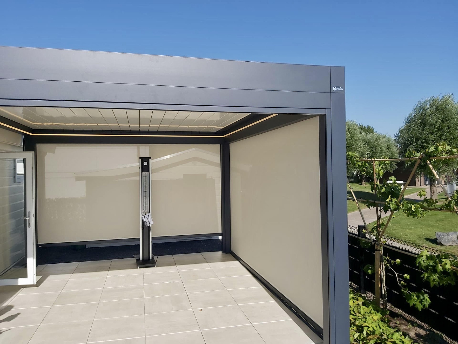 V870 Arezzo lamellendak met Arezzoscreens heater en V745 Luderitz windscherm Kapellen 8