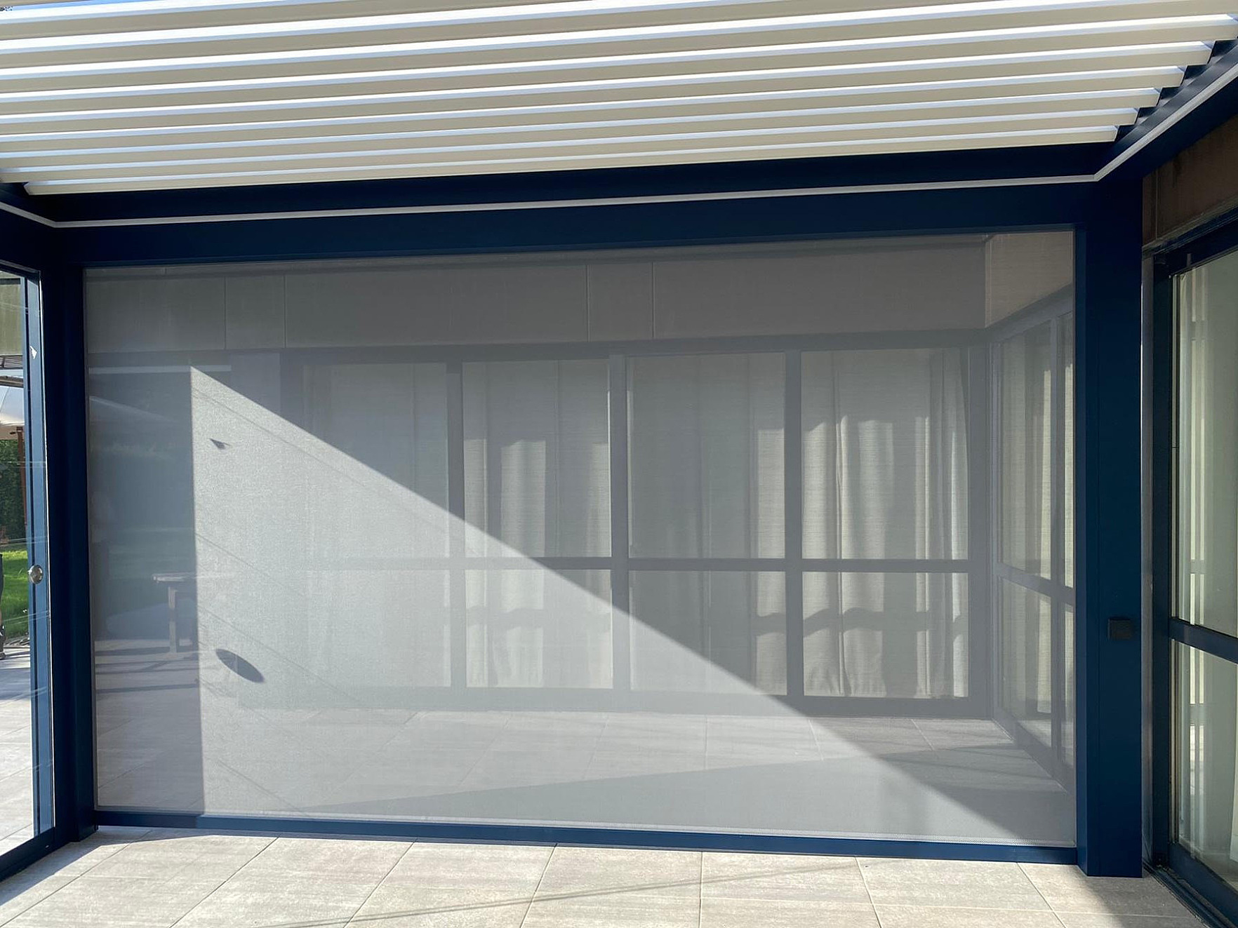 V870 Arezzo lamellendak met arezzoscreens en V762 talamanca glazenschuifwand Kontich 11