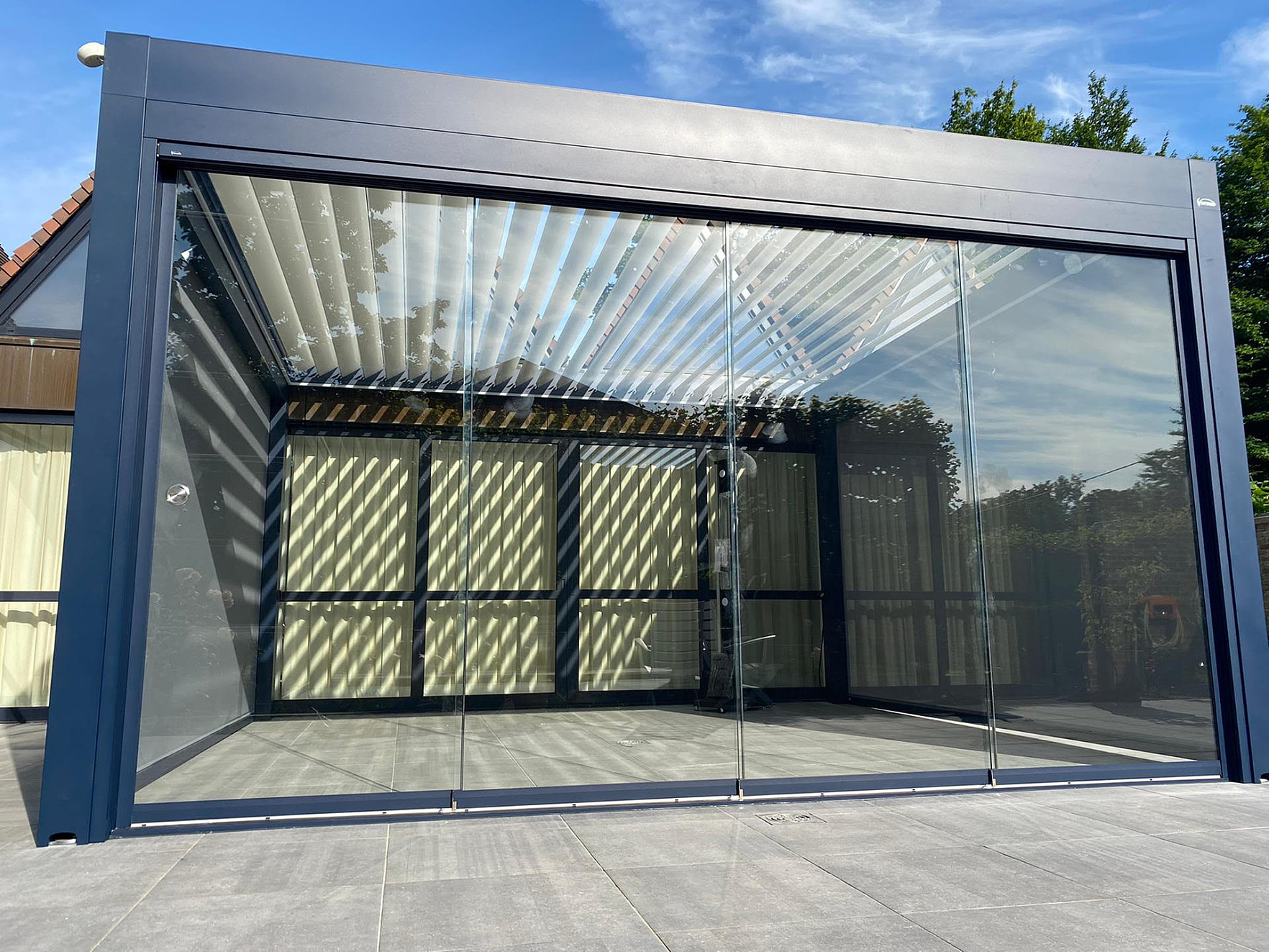 V870 Arezzo lamellendak met arezzoscreens en V762 talamanca glazenschuifwand Kontich 7