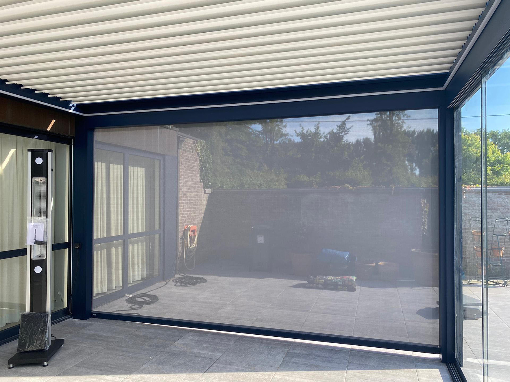 V870 Arezzo lamellendak met arezzoscreens en V762 talamanca glazenschuifwand Kontich 9