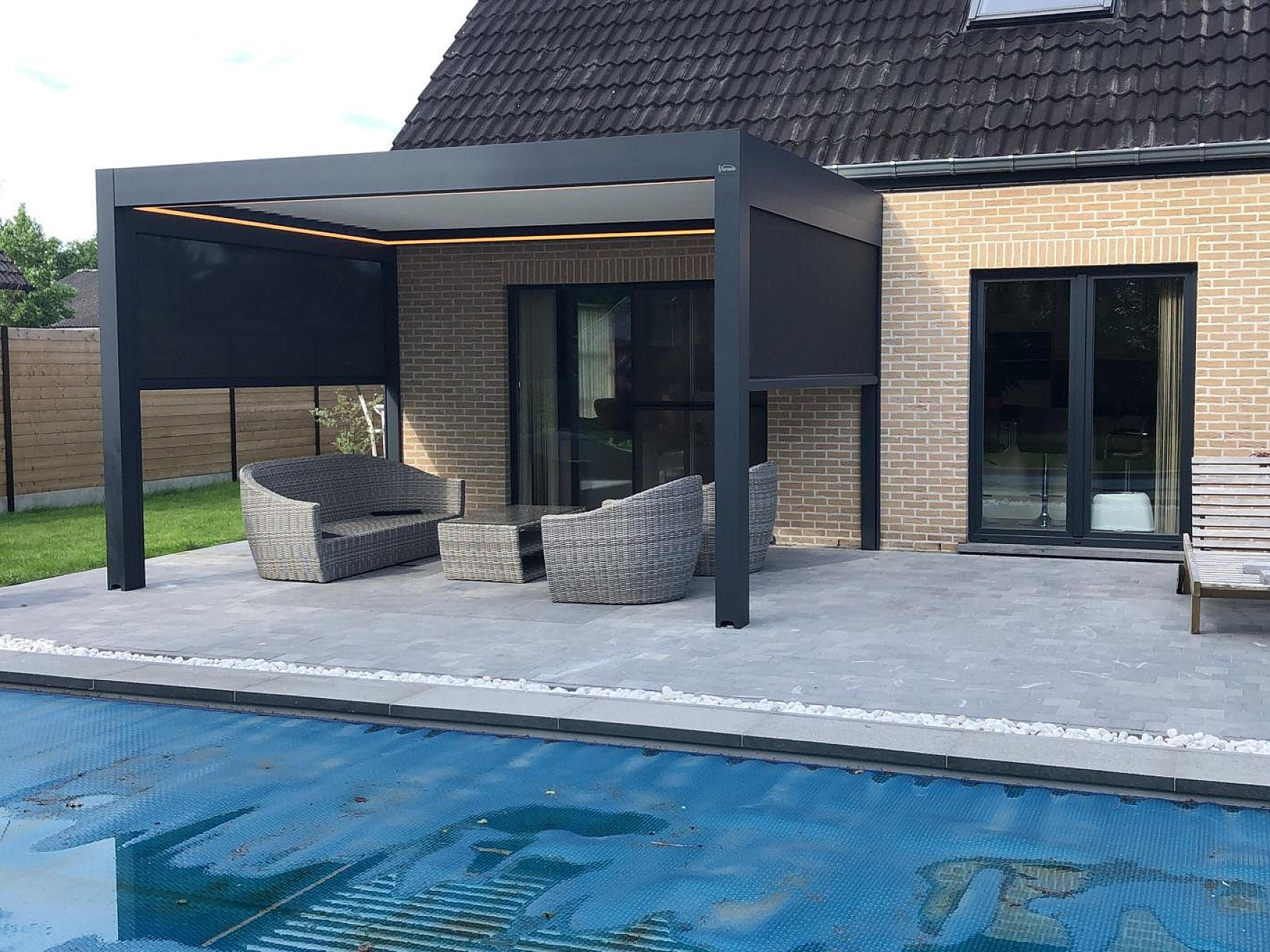 V870 Arezzo lamellendak met arezzoscreens en dimbaar verlichting Brecht 2