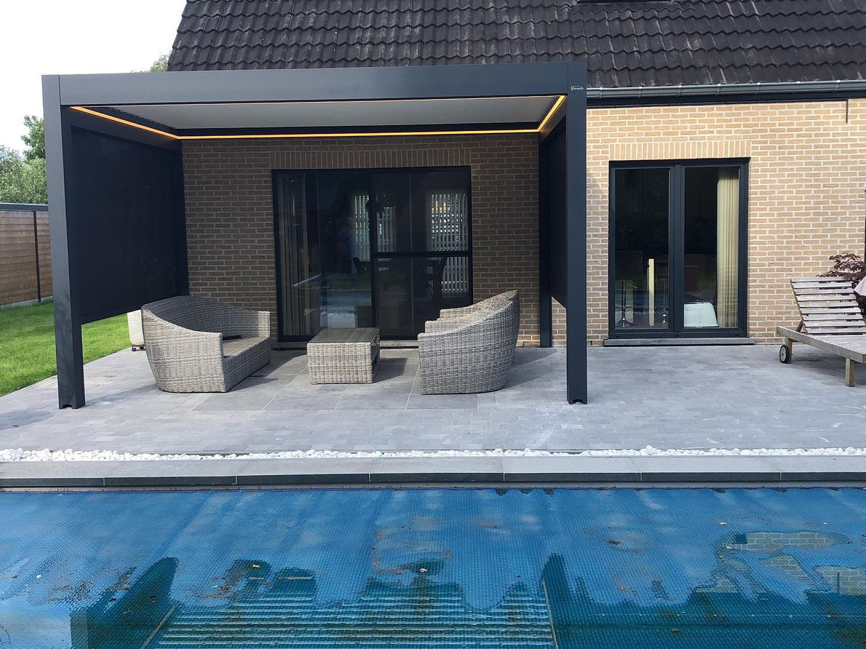 V870 Arezzo lamellendak met arezzoscreens en dimbaar verlichting Brecht 3
