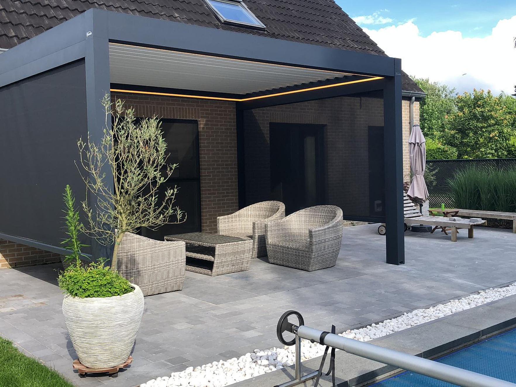 V870 Arezzo lamellendak met arezzoscreens en dimbaar verlichting Brecht 4