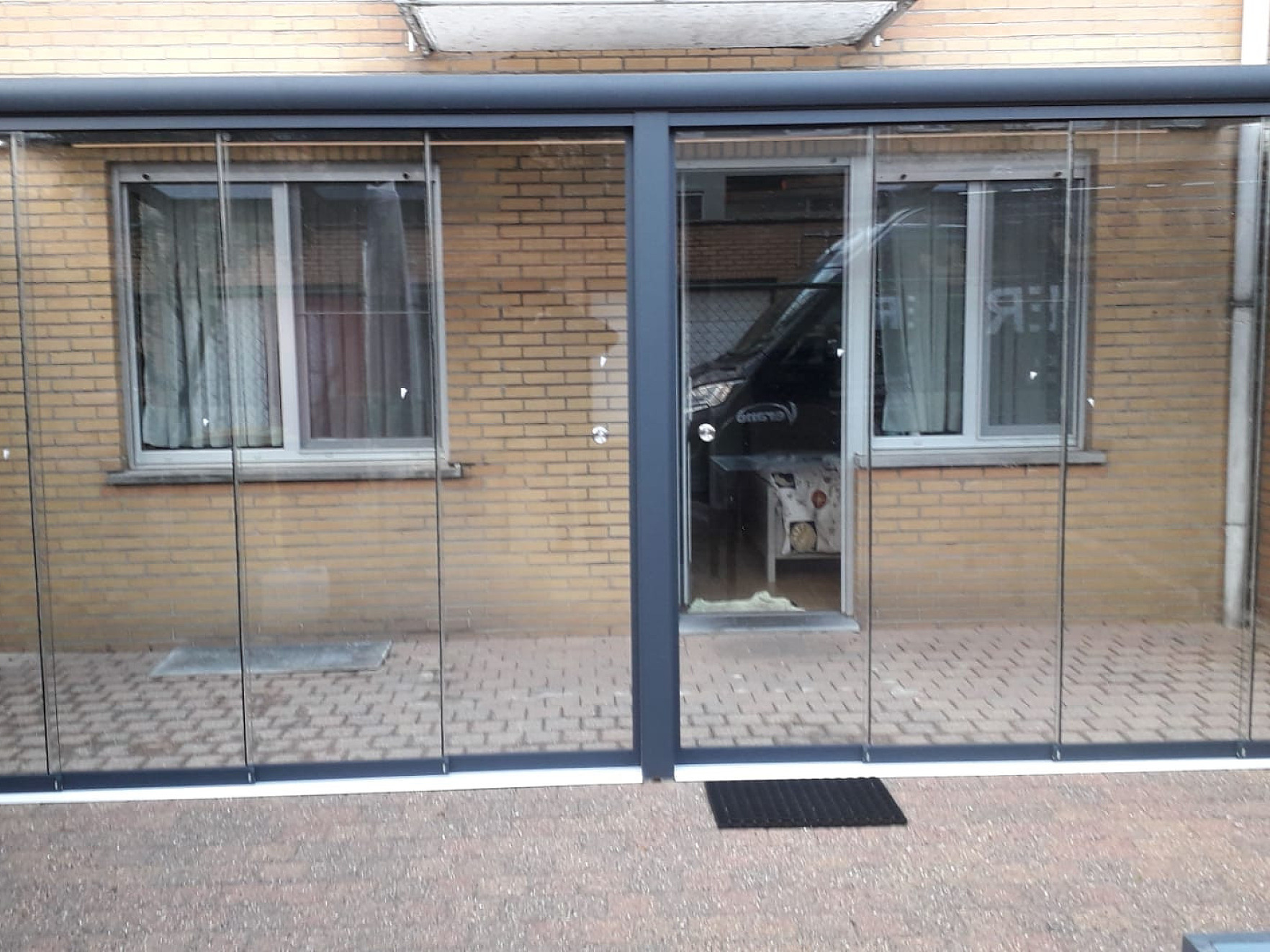 V905 iseo met polycarbonaatplaten voorzien van Olivera glaswanden
