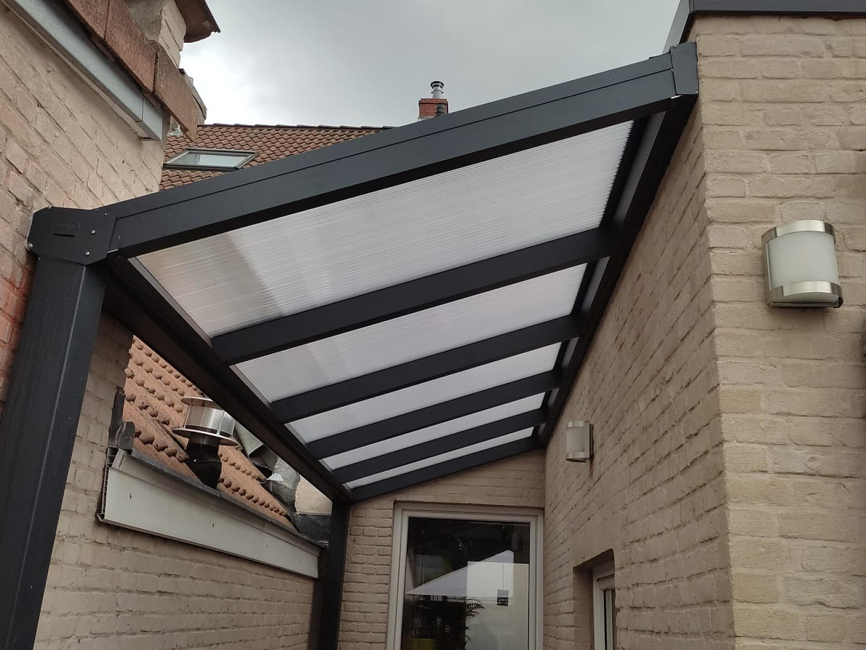 V905 terrasoverkapping met polycarbonaatplaten Wijnegem