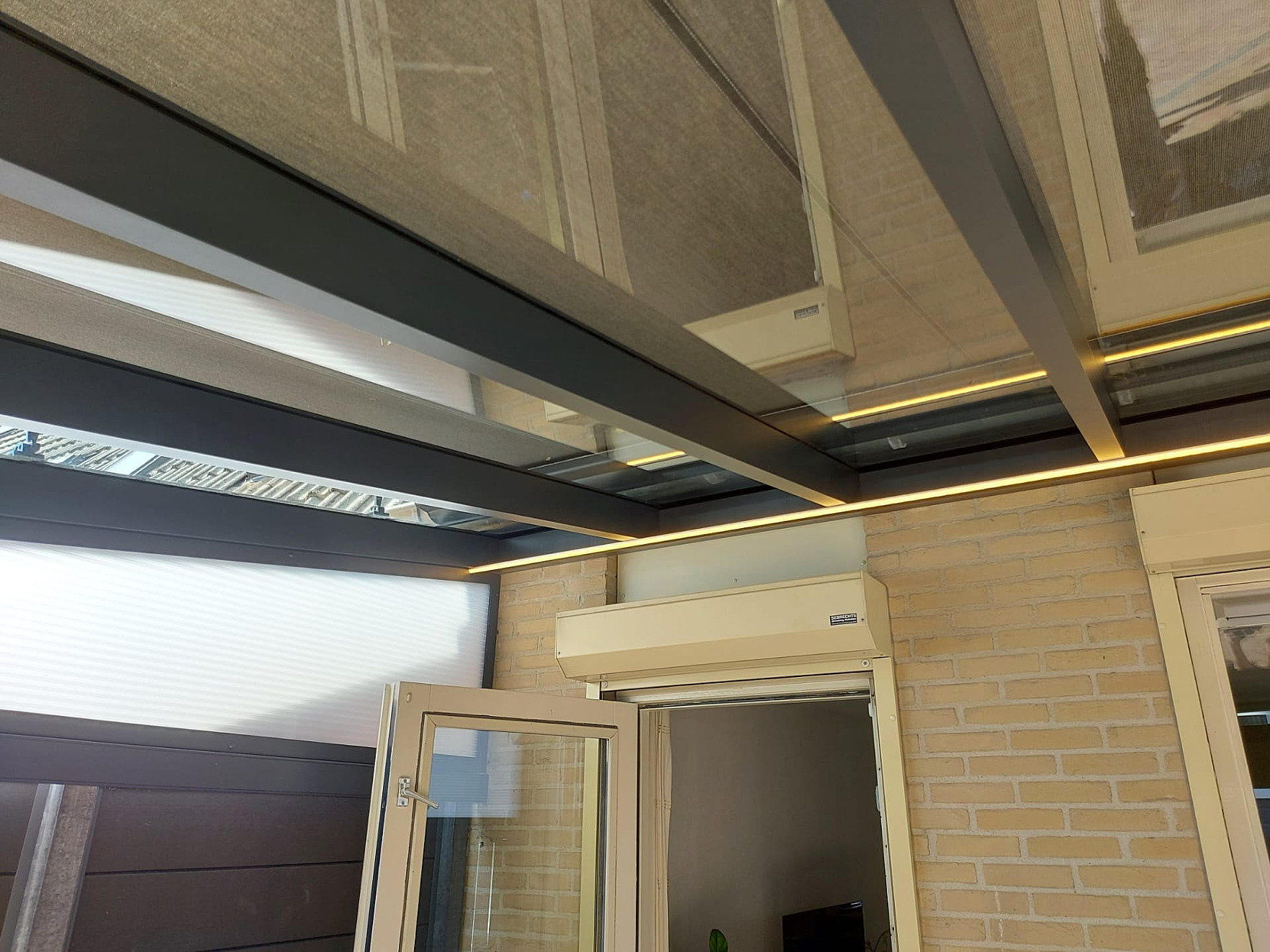 V908 Ledro glas met verandazonwering en V550 L ritzscreen Bergen op Zoom NL 3