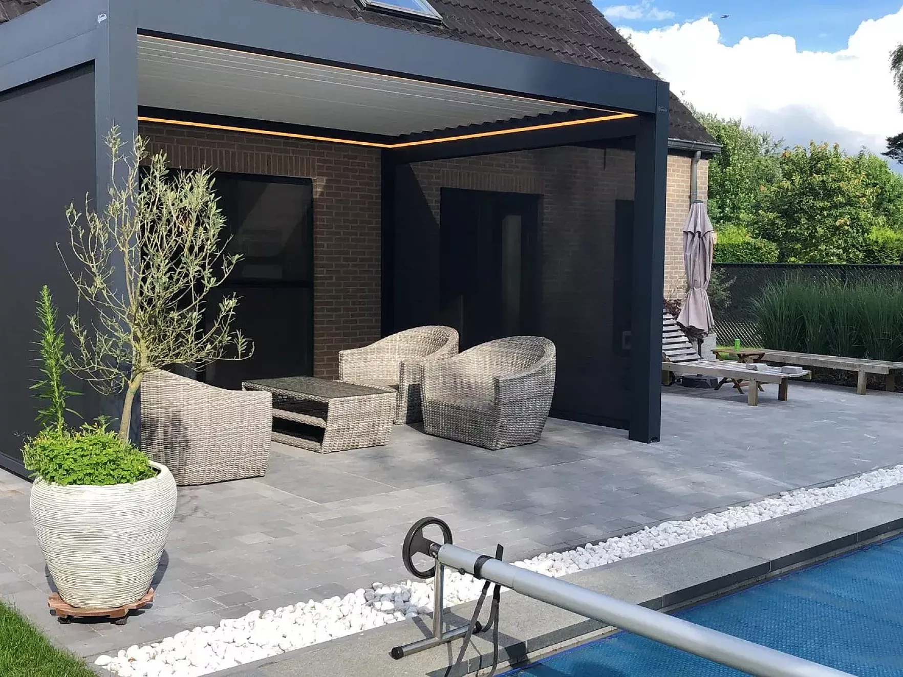 V870 Arezzo lamellendak met arezzoscreens en dimbaar verlichting Brecht 5