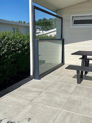 V870 Arezzo lamellendak met Arezzoscreens heater en V745 Luderitz windscherm Kapellen 4