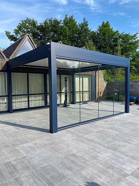 V870 Arezzo lamellendak met arezzoscreens en V762 talamanca glazenschuifwand Kontich 3