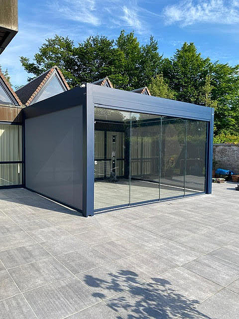 V870 Arezzo lamellendak met arezzoscreens en V762 talamanca glazenschuifwand Kontich 6