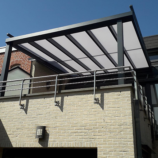 Terrasoverkapping V908 Ledro met polycarbonaatplaten en verandazonwering V610 Oslo bovenop - Brasschaat