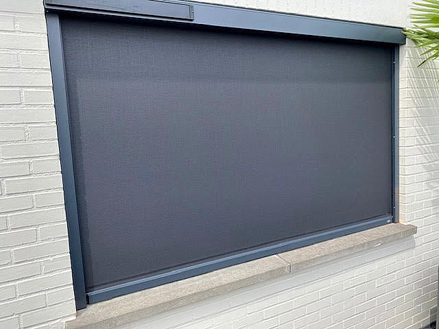 V550 X S ritzscreens met zonnepaneel Schoten 3