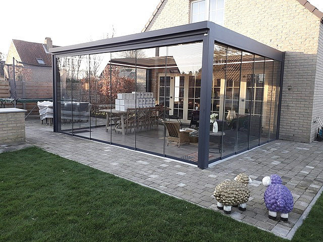 V870 Arezzo lamellendak incl afsluiting met talamanca glazenschuifwanden en V599 ritzscreens Brecht