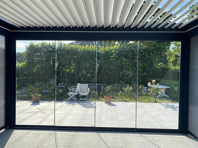 V870 Arezzo lamellendak met arezzoscreens en V762 talamanca glazenschuifwand Kontich 10