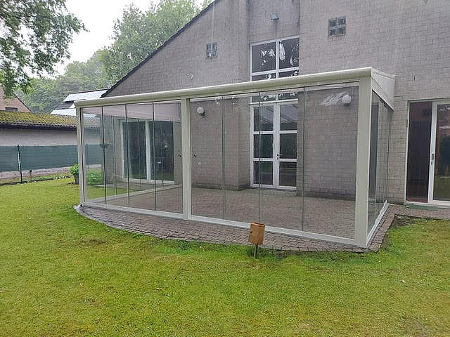 V905 Iseo terrasoverkapping met V764 Olivera glaswanden Brasschaat