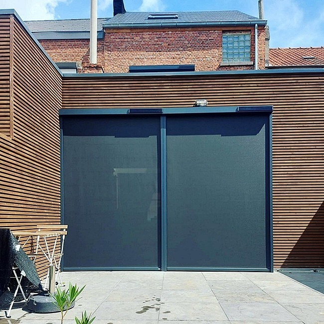 Solar screens op zonne-energie - ritsscreen - automatische zonwering - schaduw - gesloten toestand